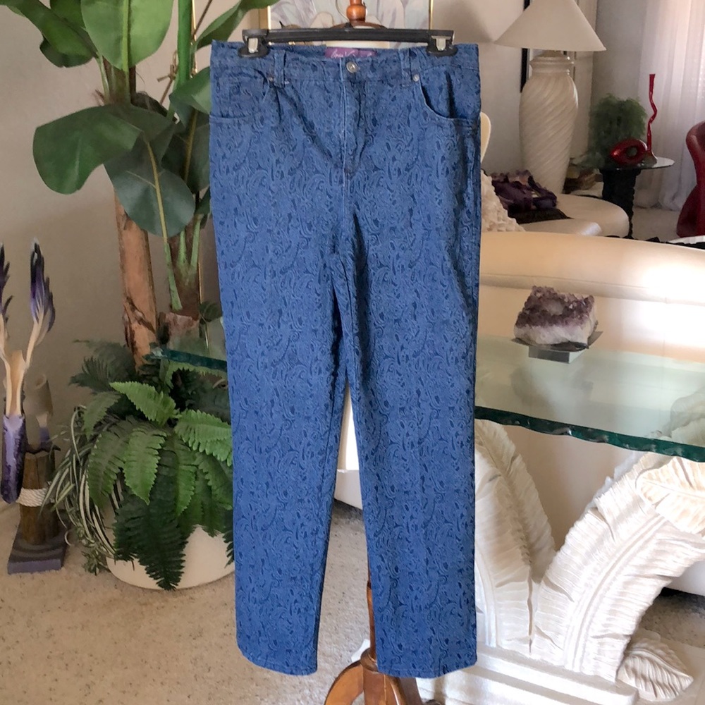 SZ 6 NWOT GLORIA VANDERBILT AMANDA NAVY W/LIGHTER BLUE. PERFECT CONDITION